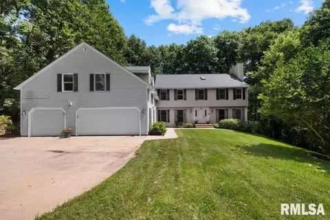 5 White Oak Ct, Moline, IL 61265