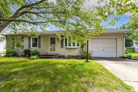 1440 Glenwood Dr, Le Claire, IA 52753