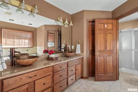 17 Dexter Blvd, Eldridge, IA 52748 photo 22