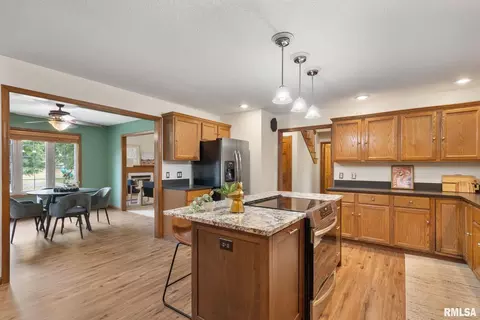 17 Dexter Blvd, Eldridge, IA 52748 photo 9