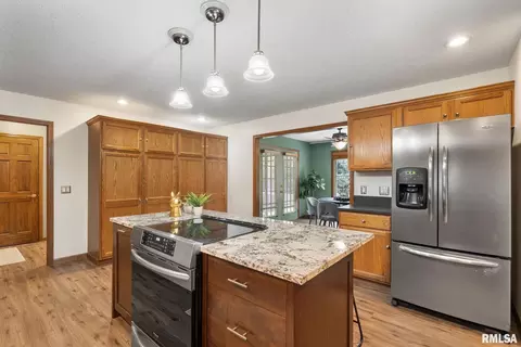 17 Dexter Blvd, Eldridge, IA 52748 photo 13