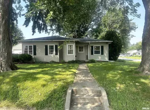 1302 S 10th St, Clinton, IA 52732