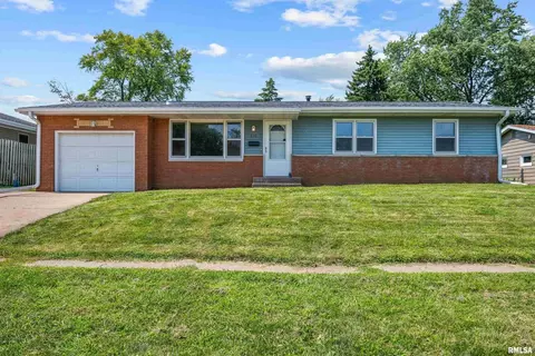 810 13th St, Silvis, IL 61282