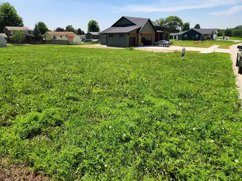 1813 Zara, Clinton, IA 52732