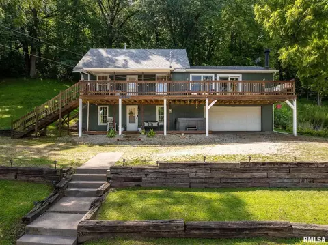1204 N 2nd St, Le Claire, IA 52753