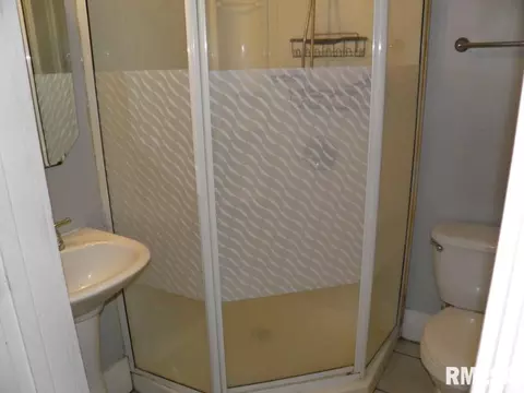 Bath - 250 44th St, Moline, IL 61265 photo 1 of 2