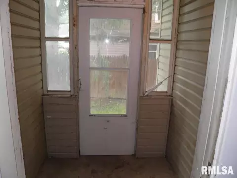 Exterior - 250 44th St, Moline, IL 61265 photo 3 of 4