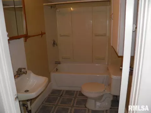 Bath - 250 44th St, Moline, IL 61265 photo 2 of 2