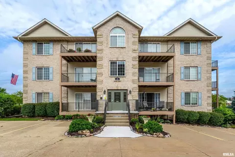2960 Holiday Ct #11, Bettendorf, IA 52722