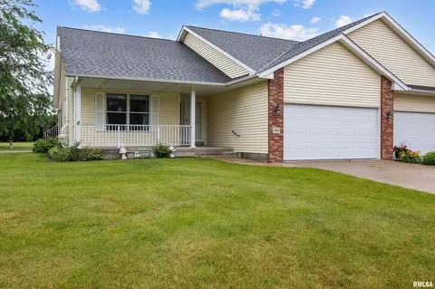 104 Country View Dr, Mechanicsville, IA 52306