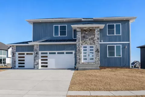 6589 Blackbird Ln, Bettendorf, IA 52722