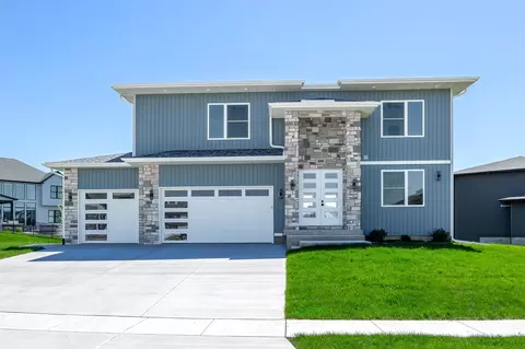 6589 Blackbird Ln, Bettendorf, IA 52722