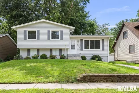 5824 Hillandale Rd, Davenport, IA 52806