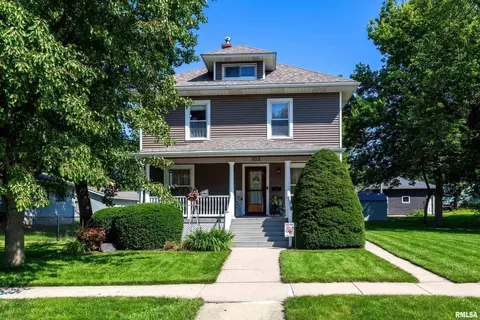 1012 6th St, Dewitt, IA 52742