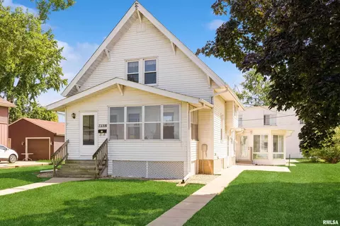 709 8th St, Dewitt, IA 52742