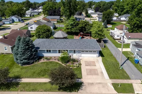 401 3rd Ave, Dewitt, IA 52742