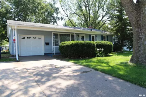 915 N 12th St, Clinton, IA 52732