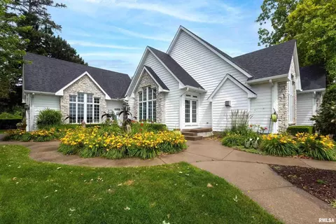 21945 Great River Rd, Le Claire, IA 52753