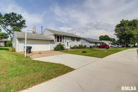 1356 Springdale Dr, Clinton, IA 52732