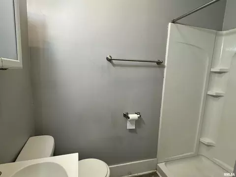 Bath - 1007 29th St, Moline, IL 61265 photo 1 of 2