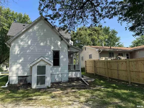 Exterior - 1007 29th St, Moline, IL 61265 photo 3 of 4