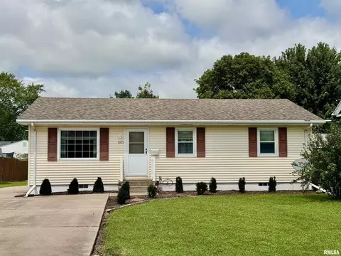 1005 SW 6th St, Aledo, IL 61231