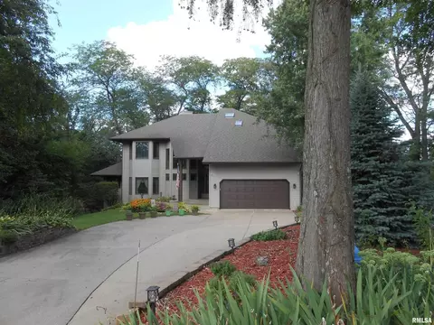 6218 114th St, Blue Grass, IA 52726