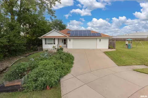 4212 3rd St #A, East Moline, IL 61244