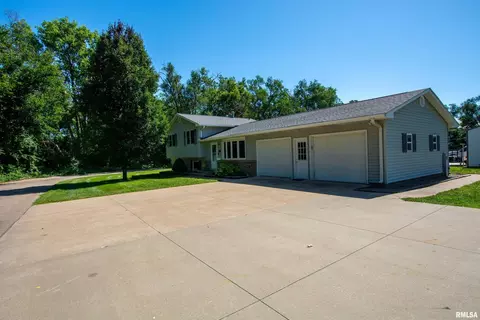 111 7th St, Camanche, IA 52730