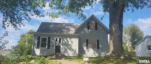 3016 Cleveland St, Clinton, IA 52732
