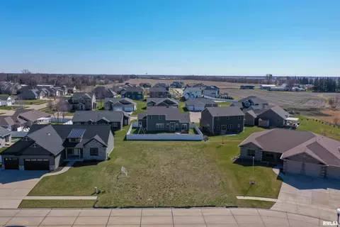 751 Muirfield Cir, Eldridge, IA 52748
