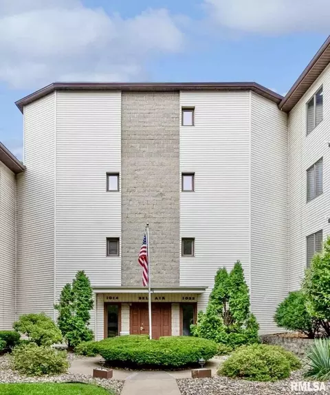 1022 Hickory Hill Ct #A10, Clinton, IA 52732