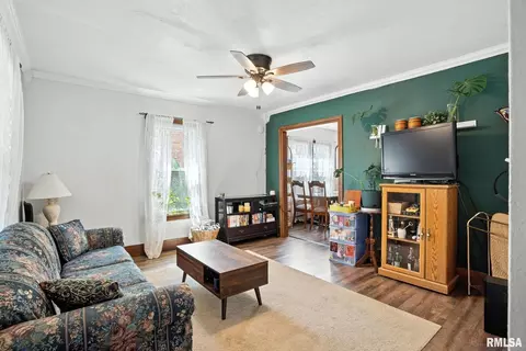 Living - 142 11th St, Silvis, IL 61282 photo 1 of 2