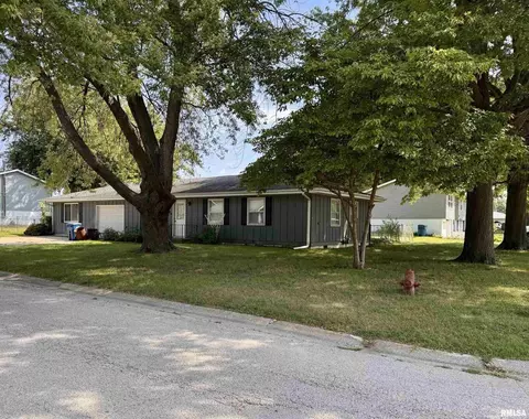 806 18th St, Rapids City, IL 61278