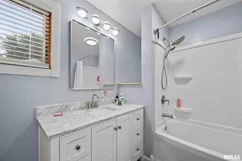 Bath - 406 234th St, Aledo, IL 61231 photo 1 of 2