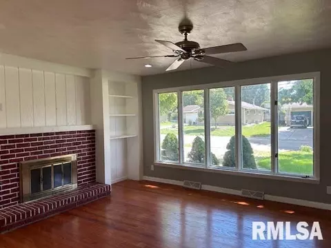 Living - 518 Barden St, Morrison, IL 61270 photo 3 of 5