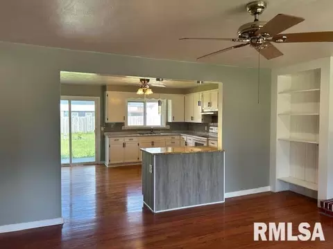 Living - 518 Barden St, Morrison, IL 61270 photo 4 of 5