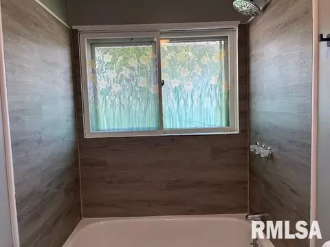 Bath - 518 Barden St, Morrison, IL 61270 photo 2 of 4
