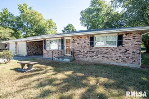 208 N Sycamore St, Elkville, IL 62932