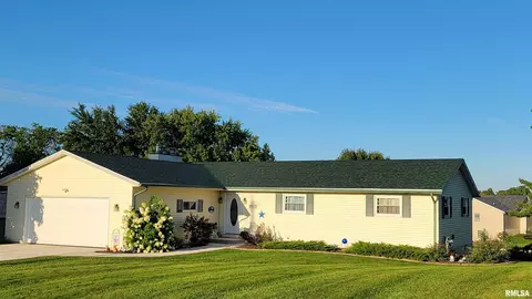 631 Suncrest Dr, Sherrard, IL 61281
