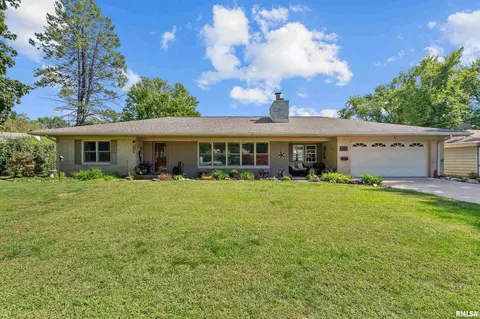2520 31st Avenue Ct, Moline, IL 61265