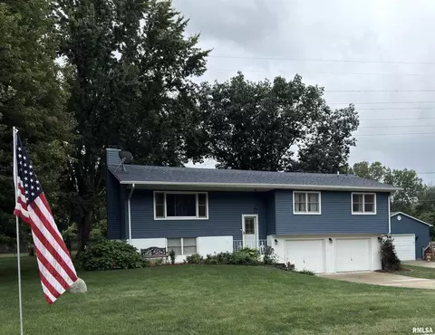 139 Wisteria Ln, Riverdale, IA 52722