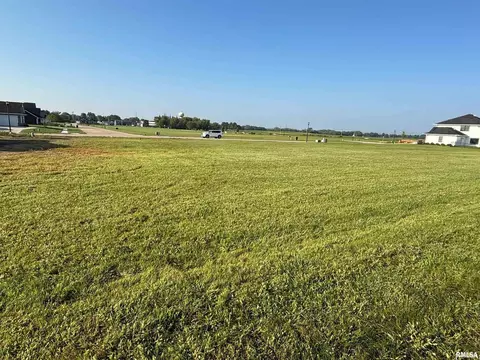 113 W School View Rd, Geneseo, IL 61254