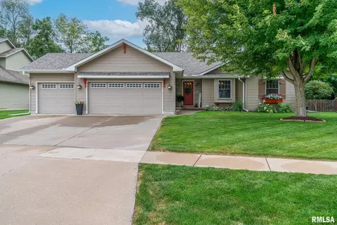 902 Wild West Dr, Le Claire, IA 52753