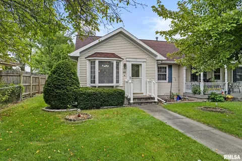 207 N Mississippi St #4, Blue Grass, IA 52726