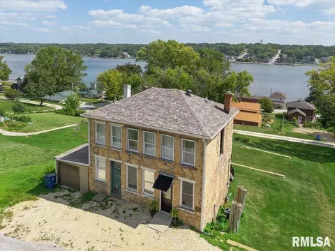 817 N 2nd St, Le Claire, IA 52753