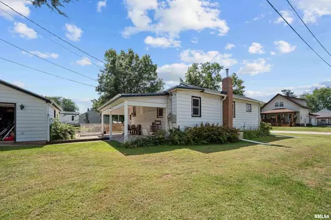 702 Eaton St, Savanna, IL 61074