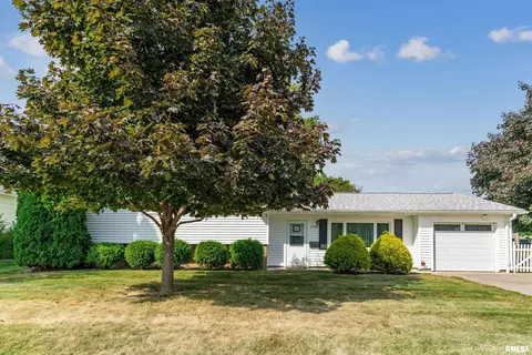 1705 Elmwood Dr, Bettendorf, IA 52722