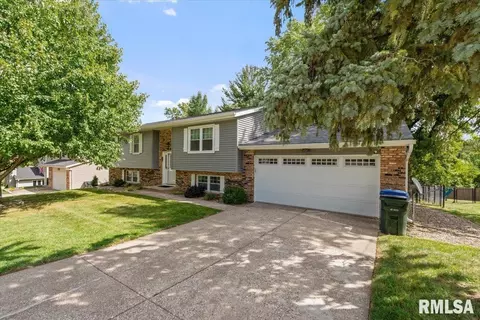 3801 Fernwood Ct, Davenport, IA 52807