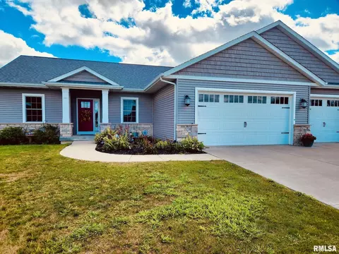 128 Park View Dr, Eldridge, IA 52748